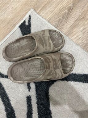 CROCS Slide Sandals in Beige Camo Pattern